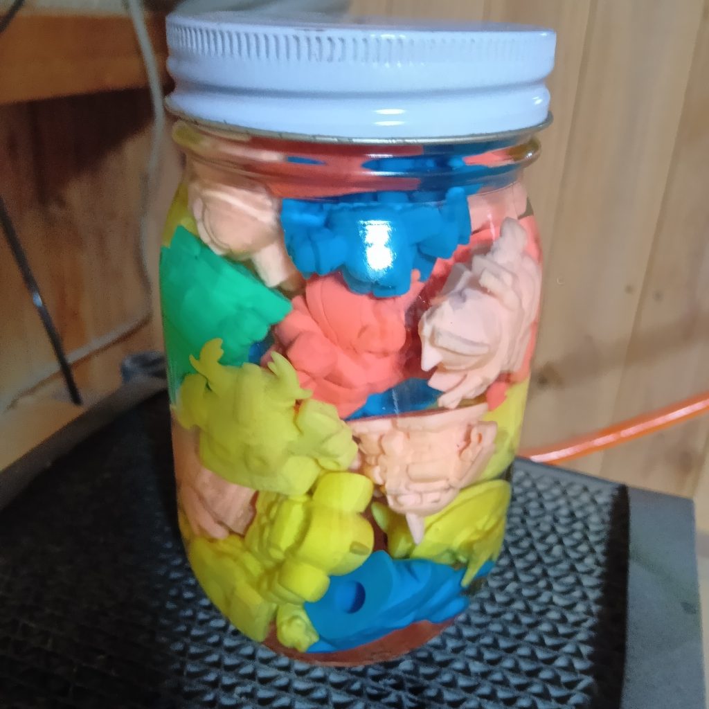 ベンジンに一晩漬けてます。ベンジンはホームセンターの洗濯物洗剤コーナー、漂白剤とかのところにありまいた。500mlで800円～1000円くらい。