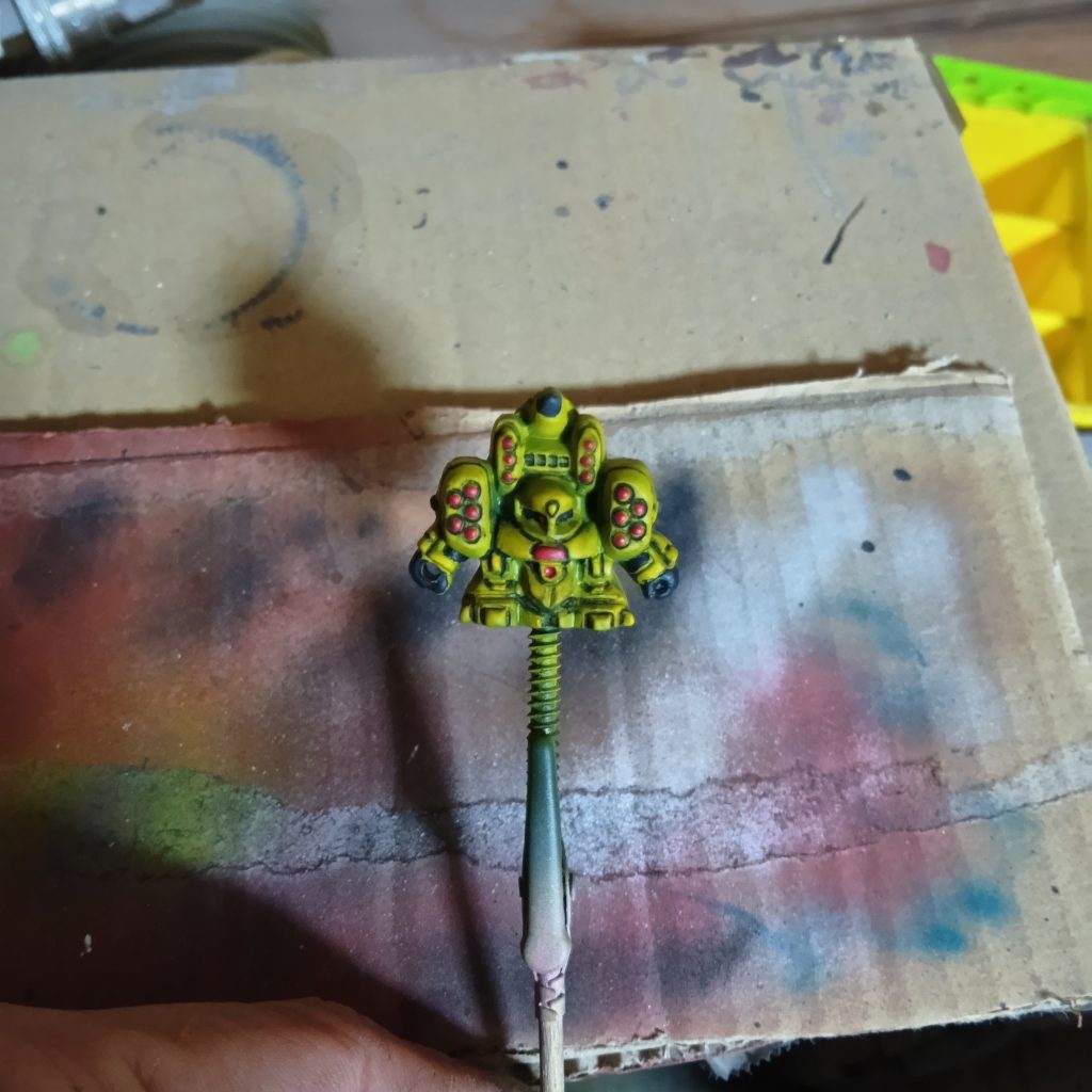 ガン消しは柔らかいので、ガン消し内の柔らかい成分を抜くのにドライ洗濯用のベンジンに浸け込むそうです。一晩ベンジンに浸けたガン消しは固くなっていました黒サフからのエアブラシでベース色をふり、細筆でチョンチョン塗料を置いていく感じ？