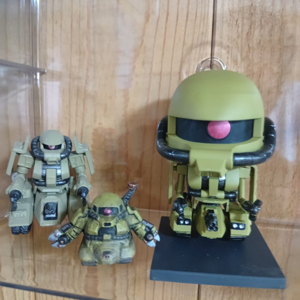 左　GUNDAM CONVERGE　ザクタンク（無加工）真ん中　ガシャポン戦士　ザクタンク（全塗装）右　ザクタンくん（ザクプラくん改造）です✨