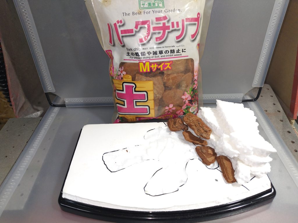 発泡スチロールとバークチップをボンドで貼り付けて、ザクの配置位置を少し掘ります。