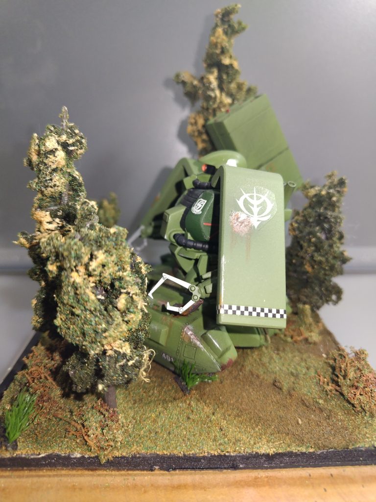 左部ジオラマベースはただザクキャノンを置いたのではなく、現地まで自走したようにキャタピラの後をそれらしく付けています。