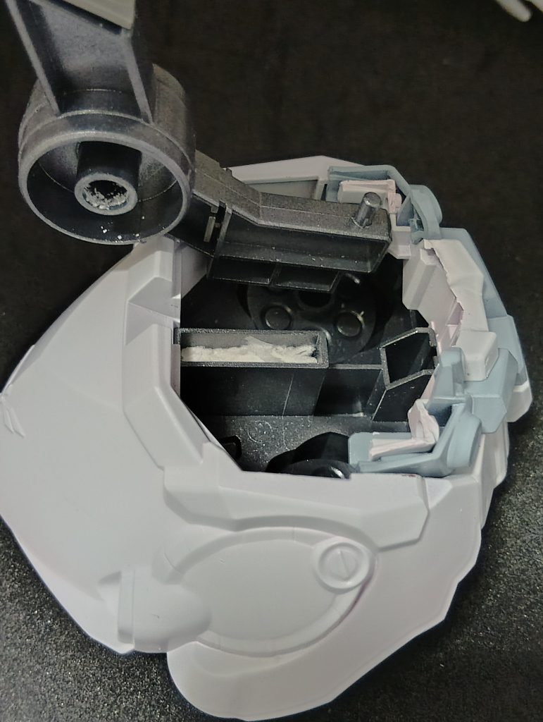 真ん中の背骨の接続用の四角いダボ穴に　　　ティッシュｗを詰めて約８ｍｍほど上半身を持ち上げたのだ(/ω＼)ﾗｸｼｽｷﾞﾔﾛそして、花粉症が始まって部屋に大量に常備されているティッシュはさらに