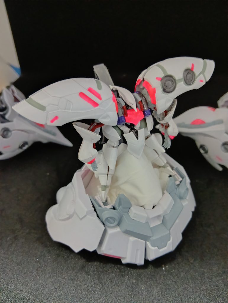 ティッシュの山に鎮座ｗ笑ってはいけない。あまり一般的ではないがティッシュを塗装すると結構布っぽくなるのだ。今回は面白さ優先なのであえて塗ってすらいない（＾＾；どうだろうか？