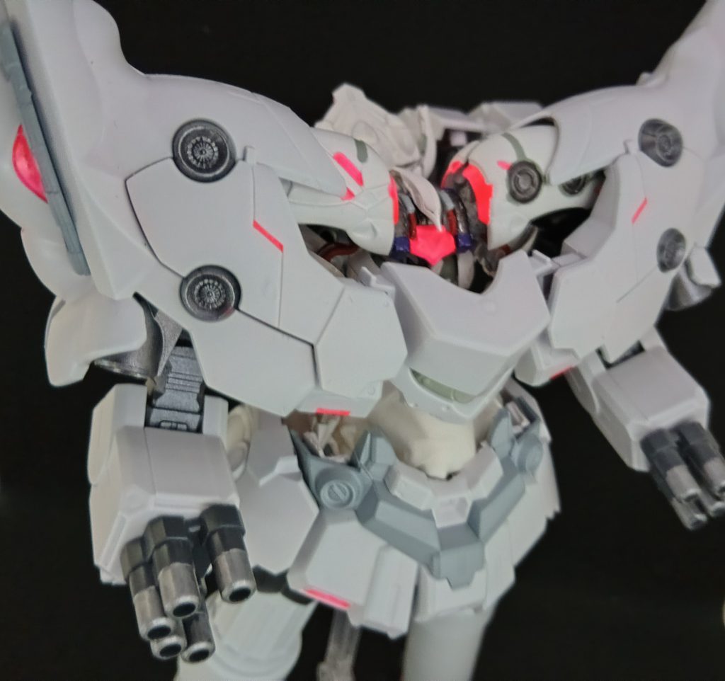 さてここからは制作手記。切っ掛けはシン・ネオ・ジオングという企画でした。ネオ・ジオングの中身をジオングにするという思い付き。そこでＨＧのジオングを用意してＳＤのネオ・ジオングと頭を挿げ替えてみた。結果、ジオングの頭がデカすぎて違和感しかなかったので、ＨＧジオングがゴミになりました。次にジオングをサイズダウンさせるために1/250情景模型宇宙要塞ア・バオ・アクーのジオングを使うことを思いつく。こちらは近所の中古屋に現物があるのを知っていたので、確認しに行く・・・。あまりの出来の悪さに気絶するｗアーティファクトとは言わんがもうちょっとなんかせい！！と思ったところで天啓が降ってきました。アーティファクトのキュベレイが余ってる♪じつはアーティファクトのキュベレイが発売したとき３色に塗り分けるために３つ買ったのだ。ところが家で開封するとそのうち１個がまさかのレアカラー　orz翌日、もう１個買いに行ったらばっちり売り切れ。結果、腐らせてたのだ（＾＾；そんなわけでアイデアがまとまったのでした♪あと、悩んだのは色くらい。白、赤、黒のキュベレイ３色にフェネクスの金色あたりが最終候補。だけど上記のような設定を詰めて白に決定。制作開始。
