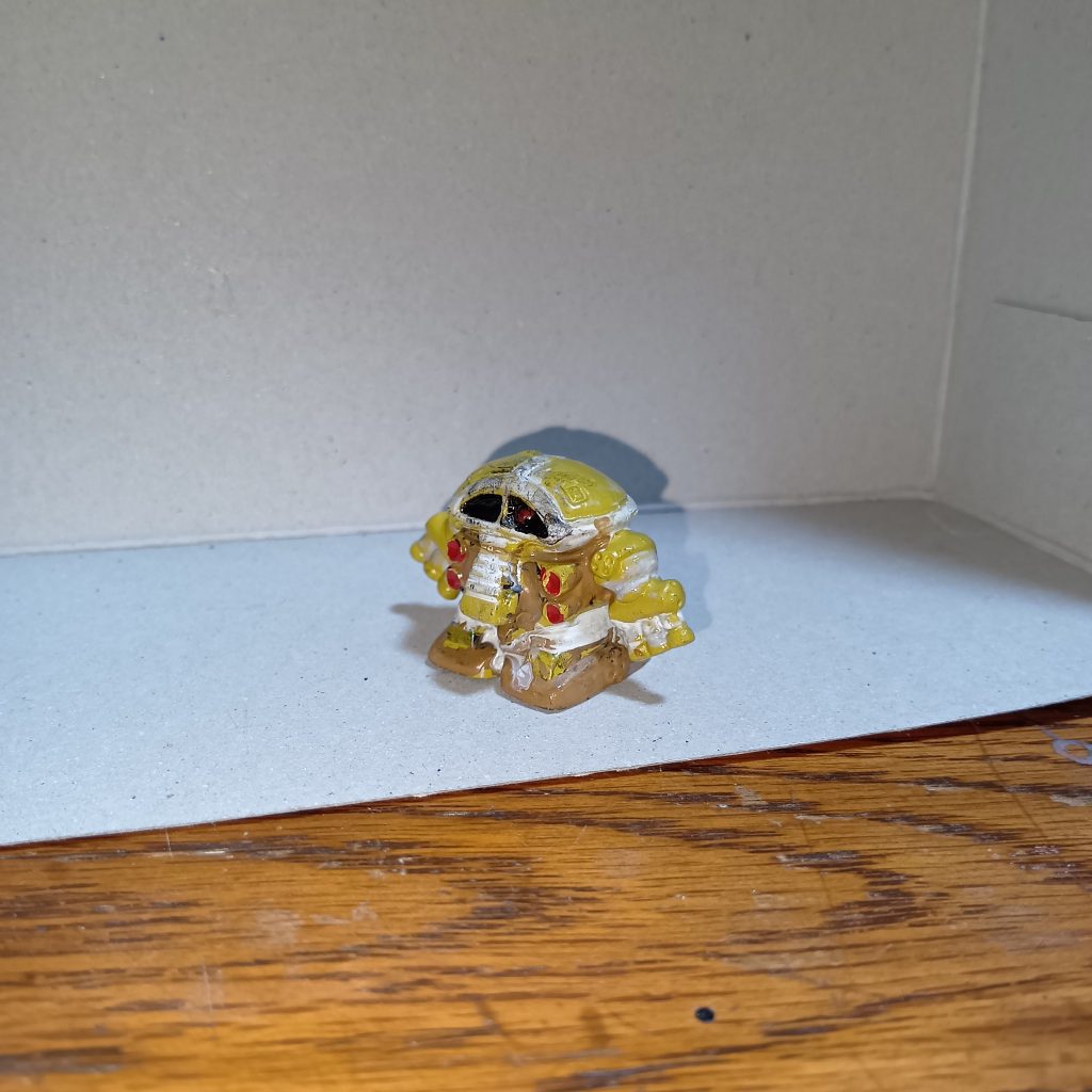 乾く前にペタペタ触ったから、モノアイのところの黒が広がっていますが、ウェザリングと言い張っていましたｗ