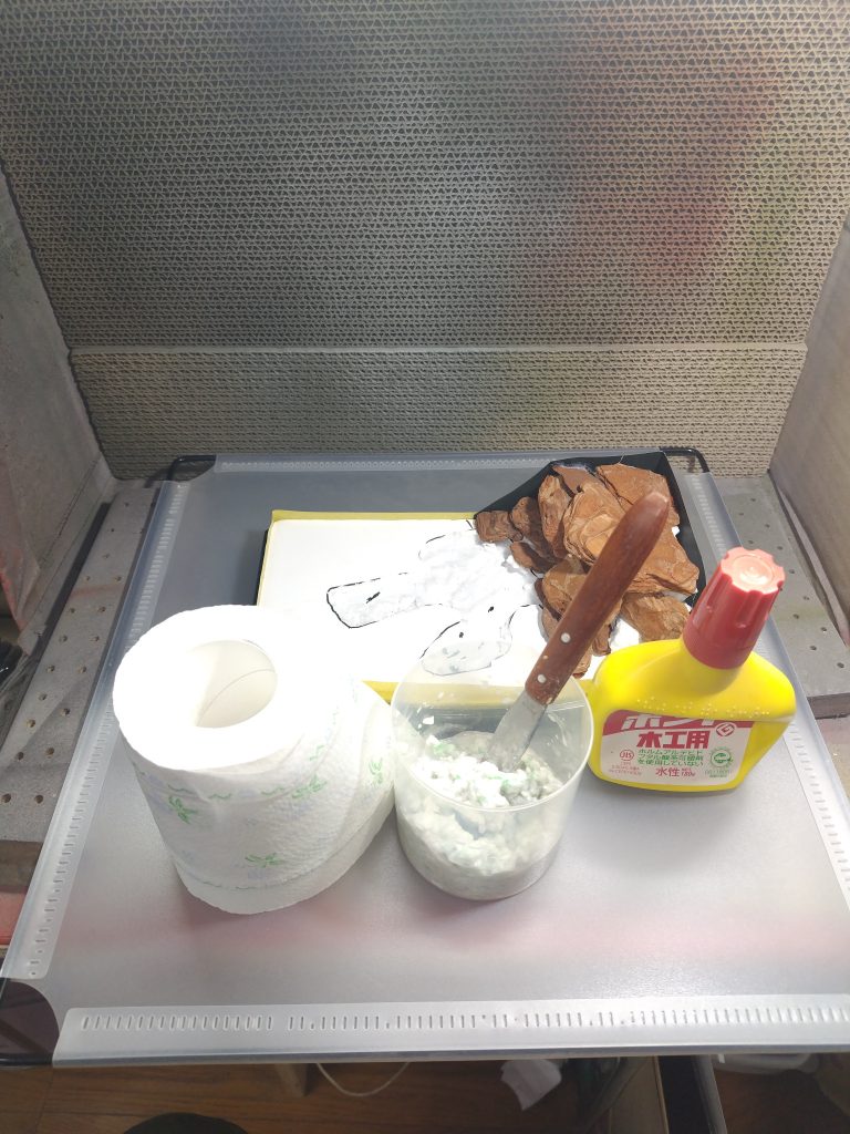 高さがでたらトイレットペーパーに水、適量入れて木工用のボンドを加えて食いつきを良くします。石膏粉を入れると固まりが早いです。