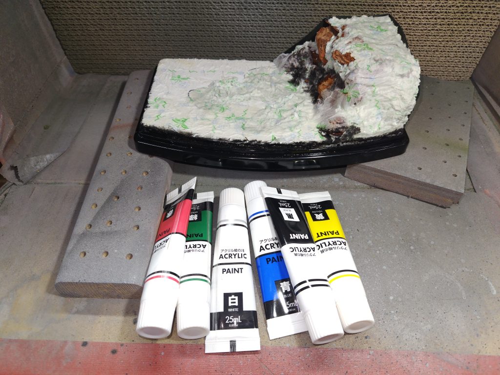 3日程すると大体固まりますが、柔らかくても大丈夫です。本来はスプレーで色塗りしますが、今回はダイソーのアクリル絵の具を使用します。多分、かみなので普通の絵の具でもいけると思います。