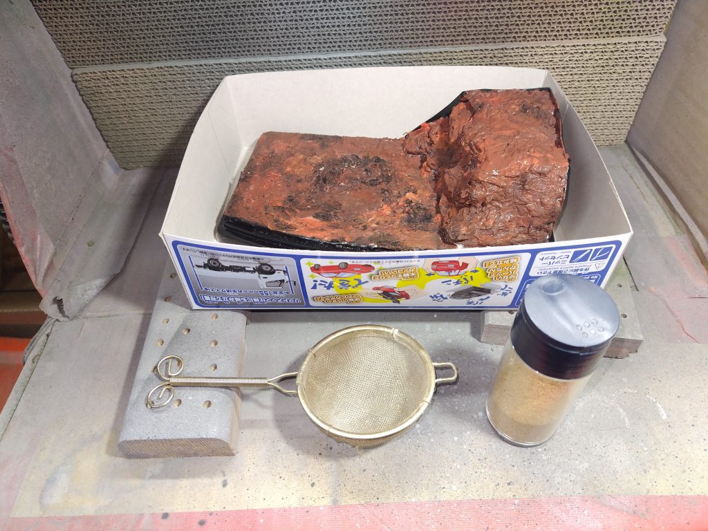 着色後、乾ききらないうちに茶こしでパウダーを振りかけます。