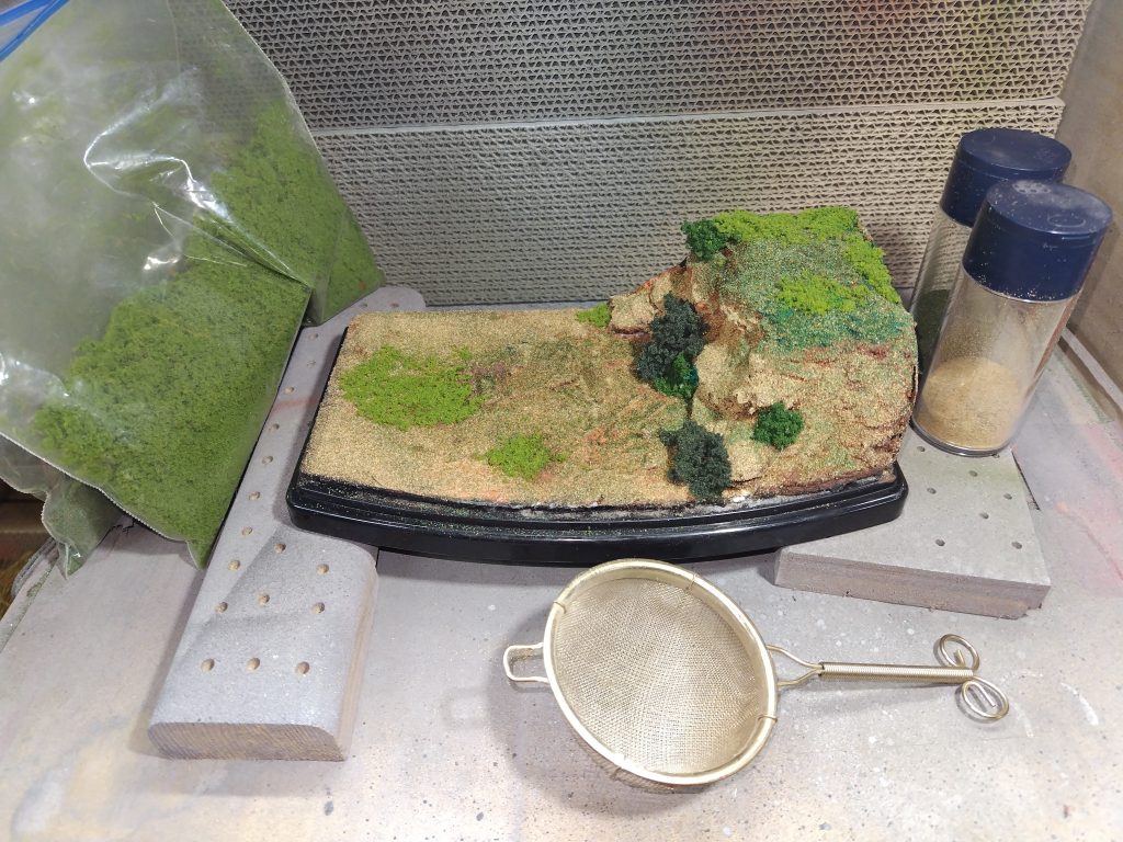 茶こしで色分けしてまぶしたら、気になる様なら乾いた後再度着色してもいいと思います。