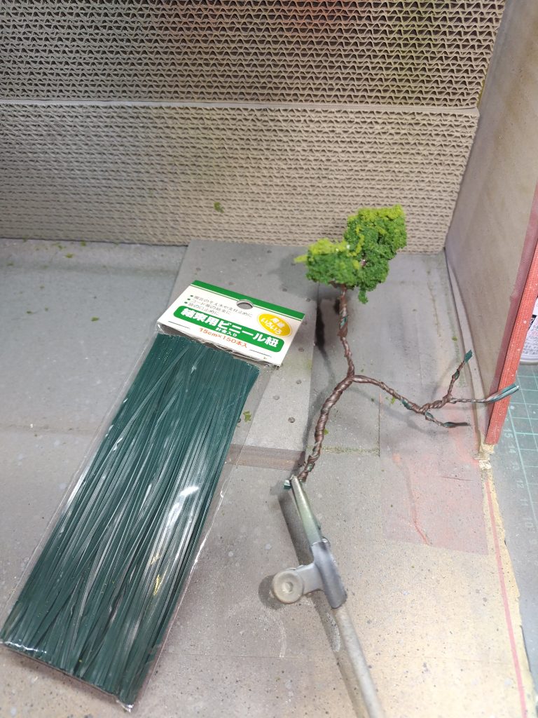 木はビニールタイを何本かねじり、着色後にスポンジのパウダーを接着します。緑色なら小さくちぎればいけると思います。