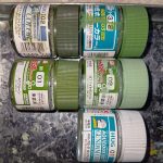 量産型ザクの薄い緑を写真の5色を混ぜて調色に挑戦できた色(向かって左)をアッセン[…]