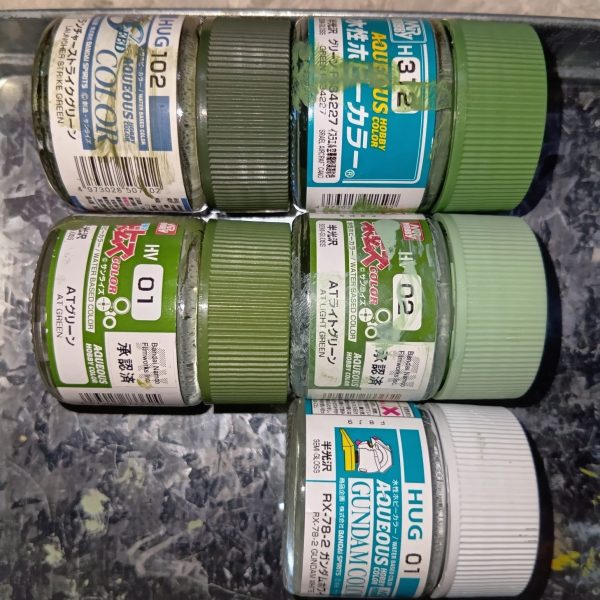量産型ザクの薄い緑を写真の5色を混ぜて調色に挑戦できた色(向かって左)をアッセンブルカラーと比較するとやはり濁った色にアクリジョンはエアブラシ(電動の安物)で吹くのが難しいし、ラッカーは失敗すると落とせない水性のMSライトグリーンって売ってるの見たことないんですが、出てない？彩度とか明度とか学がない私には難しすぎます（1枚目）