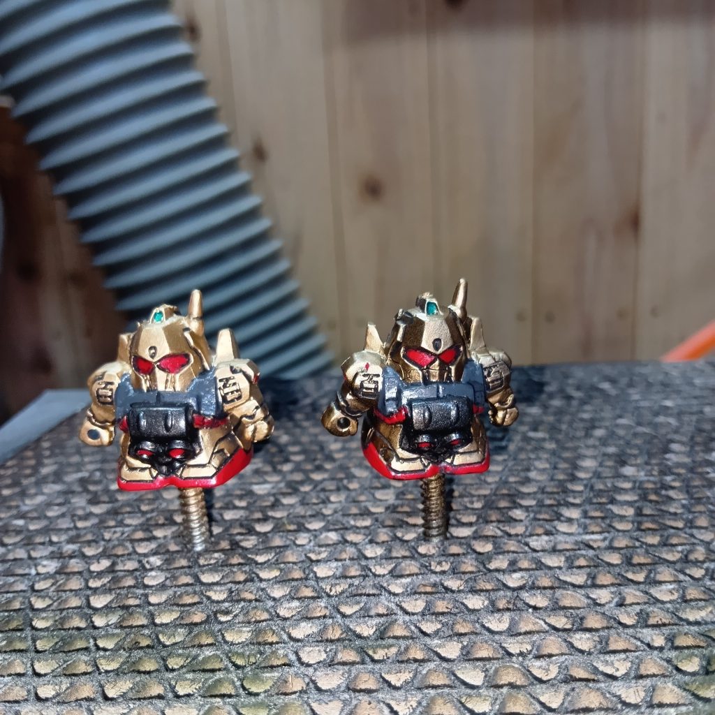 最近ハマったガン消しのペイント。黒サフからの塗装と整形色（黄色）からの塗装で色味が変わるのが楽しいです。墨入れで『百』が浮き上がった時はかなり気持ちよかったです✨幼い頃はダブりが嫌でしたが、今ではダブりも色んな挑戦ができるので楽しいです✨