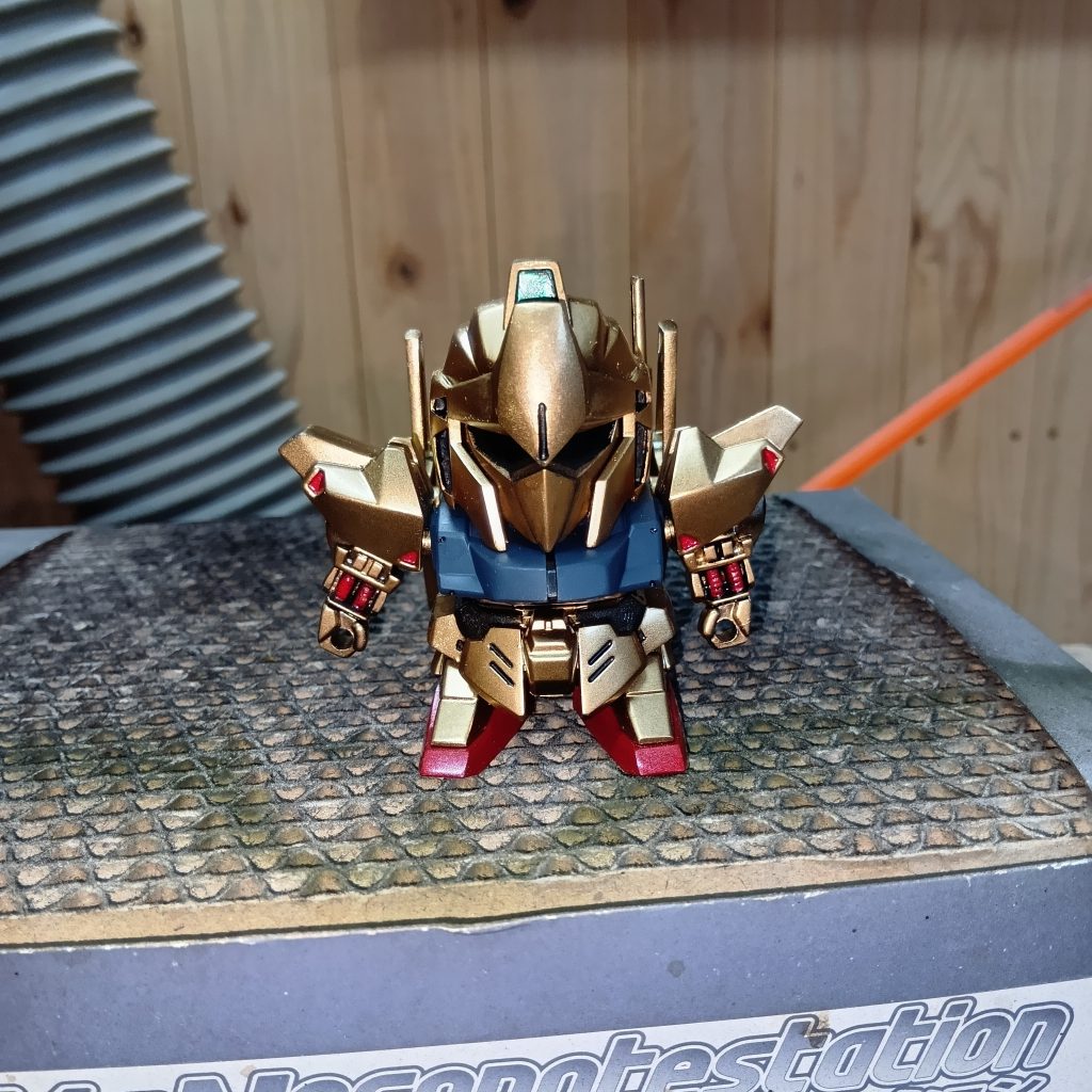 SDは１年位前に息子がパチ組してガンダムマーカー（アルコール性）で部分塗装していたやつを作り直し。薄め液でメッキをはがしたりヤスリかけたり。黒サフから金色で塗りました。