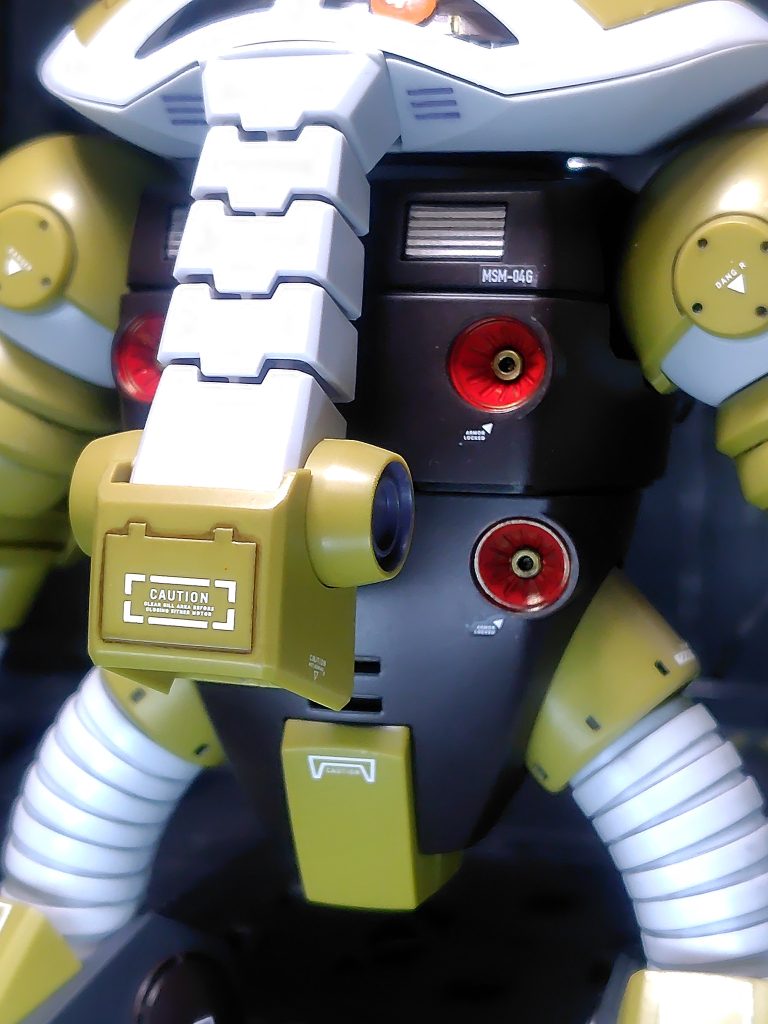 胸部ダクトはガンメタリック。四門のビーム砲はレッドとゴールド。股間2本のスリット内もガンメタリックなんですが見えませんね(zaku-kao4)