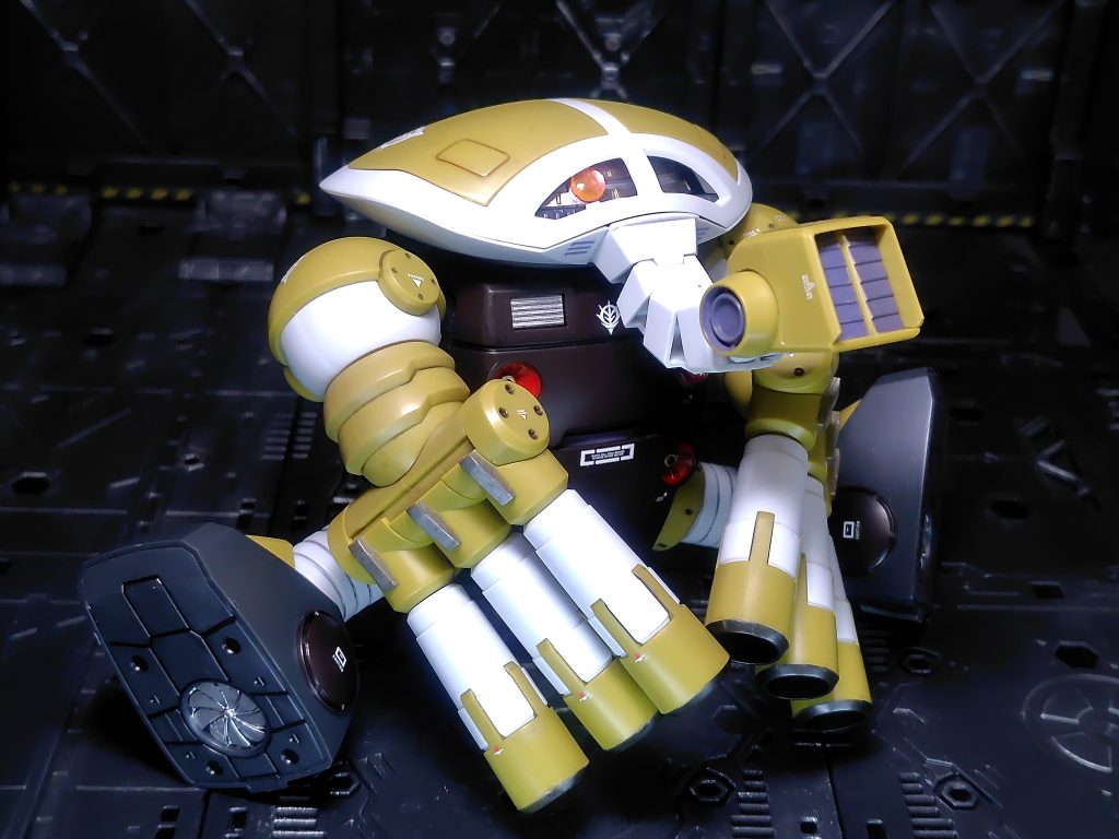 作例にも載っているかわいいポーズ。指?砲身?の付け根はガンメタリック。シンプルな構造なんですが開脚は楽勝ですし、肩も引き出せます。