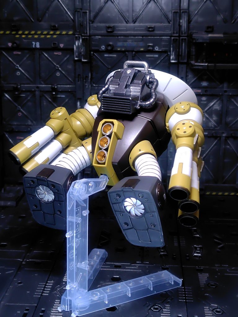 水中を航行。足裏のスクリューはシャインシルバー。