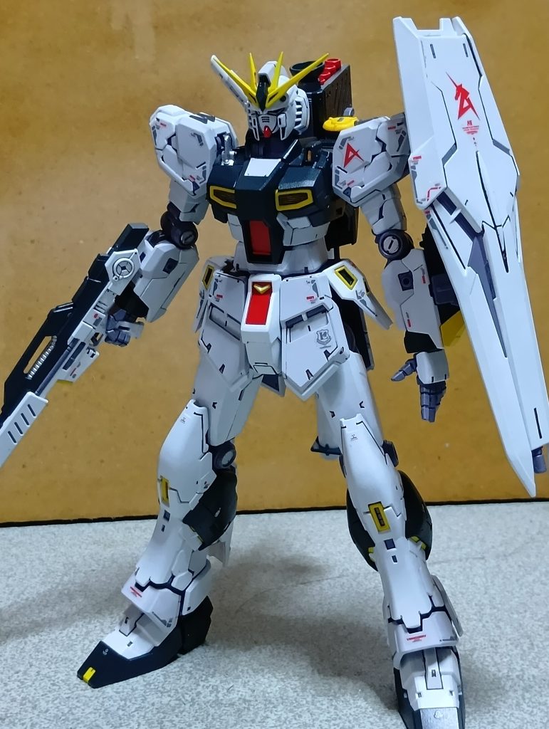 今回は付属のリアリスティックデカールを貼って見ましたが、はやり市販のデカールが良いですね。。つや消しでなんとなく誤魔化してみてます。ネイビーブルー部分はかなり目立つで諦めましたwいつかRGサザビーも入手して一緒に飾りたいですね!ここまでご覧いただきありがとう御座いました!!