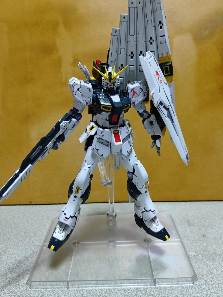 アクションベースで飾ってもフィンファンネルが重くて身体がほんの少し傾いてしまいます。。