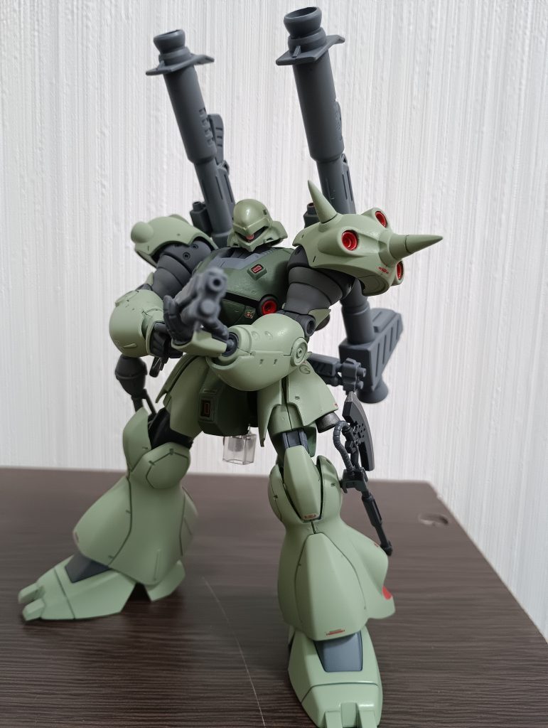 青いケンプファーも好きなのですが、ジオンのMSといえばやはりこの緑かな、と思いつき塗装してみました。