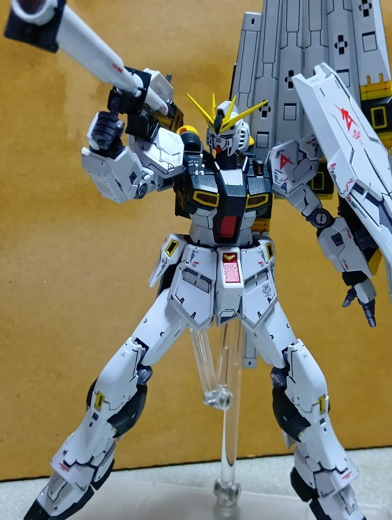 HIνガンダムと違ってバックパックが干渉しないので、バズーカも構えやすいです!