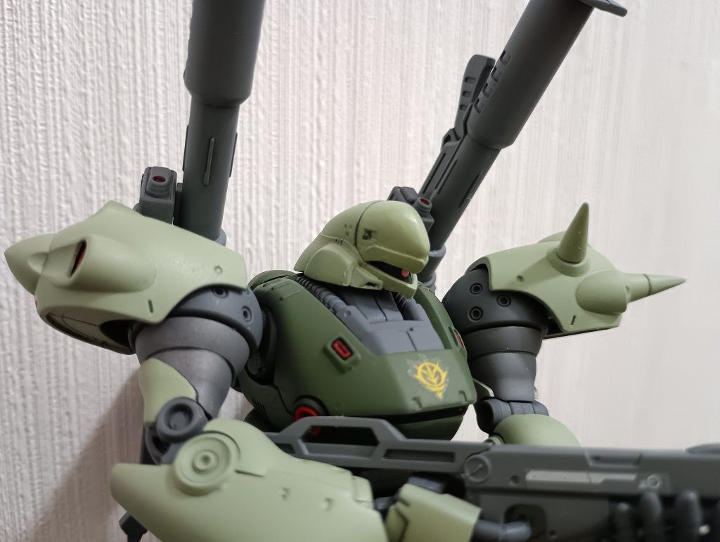 個人的には「ツノ」がないジオンMSが好みなのでツノナシで作成。ギラドーガっぽいな~、と感じます。出淵メカですね。