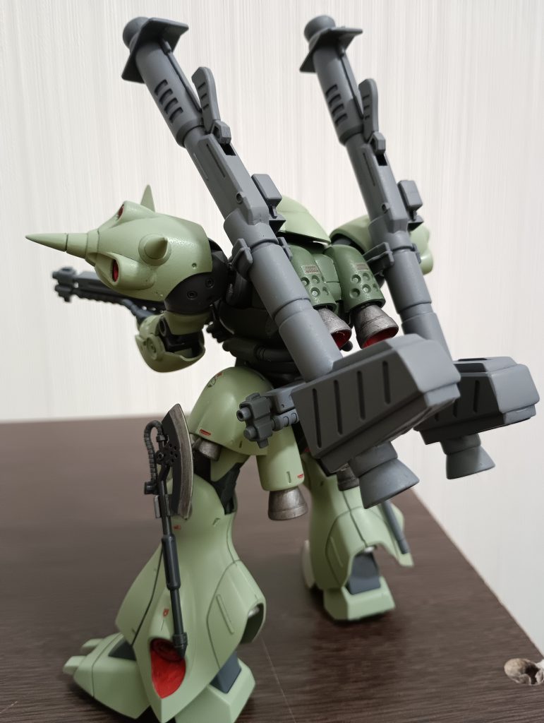 「ビーム兵器は運用に不安定なのでこのケンプファーにはビームサーベルはありません。偉い人にはそれが、、、」という自分設定で作成したので近接戦闘対策として左脚にはヒートホークを装備してみました。