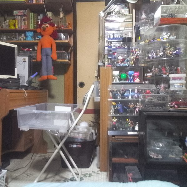 御無沙汰しております。G太郎デス♫昨年末から断捨離作業でガンプラやその他1㌧以上処分してお部屋もスッキリ💦気持寂しくなったので？気晴らしに近所の模型店にＧＯ！何故か？わかりませんが「シャリア専用リック・ドム」が在庫されていまして💦衝動的にレジで会計していました😁ネット通販ありきの昨今💦　何年ぶりかにリアルの店舗で購入デス😁※　ネット通販からではなく　税込値札で確認しての購入デス♫（2枚目）