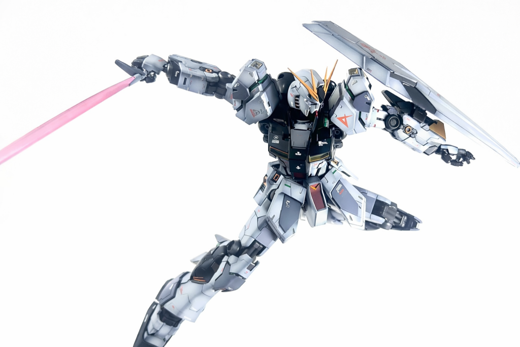 ビームサーベルも刀の形状のものが付属していてめっちゃ好みでした⚔️サーベルを構えるνさんも良い‼️