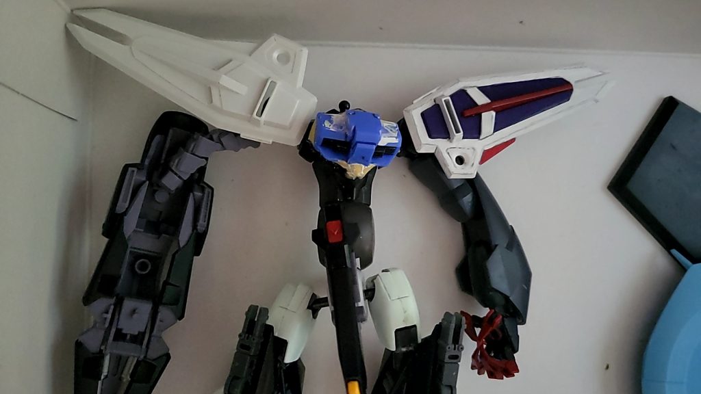 胸部にアスタロトの胸部装甲を取り付け股関節の位置を上に変更し太ももをジンハイマニューバの太ももを使用肩アーマーにフリーダムのシールド