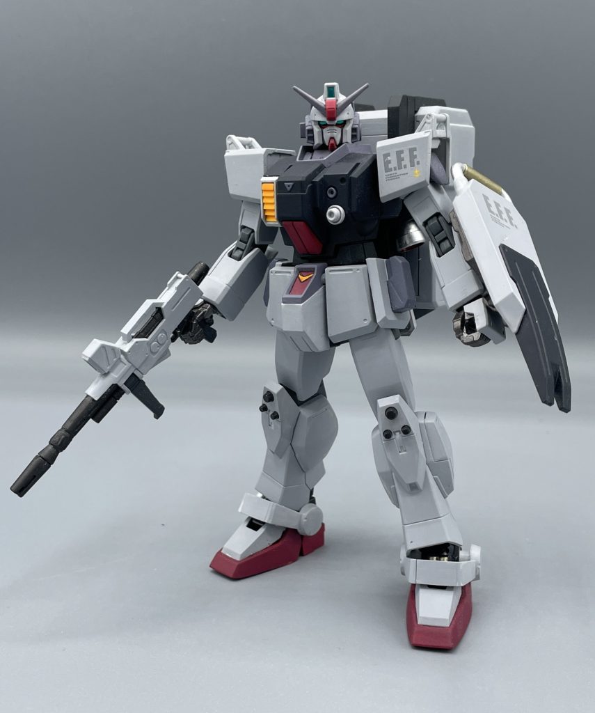 RX-78［G］GUNDAM GROUND TYPE　圧倒的な物量から地球連邦軍の圧勝と思われていた一年戦争。しかし、ブリティッシュ作戦やMSザクの活躍により、ジオン軍の地球本土への進行を許してしまうことになります。　MSの軍事的有用性を認めざるを得なくなった連邦運は、陸軍省主導による陸戦型MSの開発を進めることになりました。そうした過程を経て登場したのが、この陸戦型ガンダムでした。