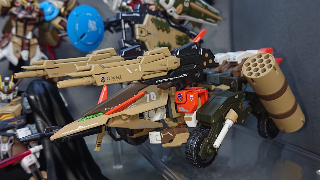 機体No.70：クアッドストライクhttps://gumpla.jp/hg/240280270番目の記念機体として、車型のMAに可変できる陸戦用のストライクというかなり個性的な機体に挑戦してみました💡4輪車の長所である地上戦での高い機動力を活かしつつ高火力で敵を圧倒する遊撃機がこのストライクの役割となっています制作当初は“格好良い乗り物に乗ったストライク”を目指して試行錯誤をしていたのですが、なかなか納得のいく乗り物が作れずにいました💦そんな時に閃いたのが「格好良い乗り物が準備できないのなら、ストライク自身が乗り物になればいいのだ！」という考えでした✨今振り返ってみるとだいぶ疲れていますねｗですが、そのおかげでオリジナルストライクシリーズ初の“車型のMAに可変する機体”を作り上げることが出来ましたので、かなり満足していますｗ✨現在、自分の中の“人気作品”でソートをかけると3番手に来るほど、皆様から高い評価をいただけているので“車型のMA”という改造コンセプトはホントに大当たりでした💡“格好良い乗り物に乗ったストライク”のコンセプトもまだ諦めておらずバイク型のキットを購入したりして少しずつ改造案を練り上げているところだったりしますｗ