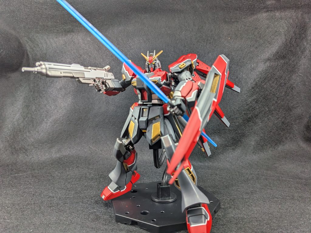 愛車は黒と赤に白ラインなんですが黒だとしっくりこなかったので、ダークグレーに置き換えて塗装しました。白ラインをマスキングで再現するのが思ったよりも大変でした。&nbsp;