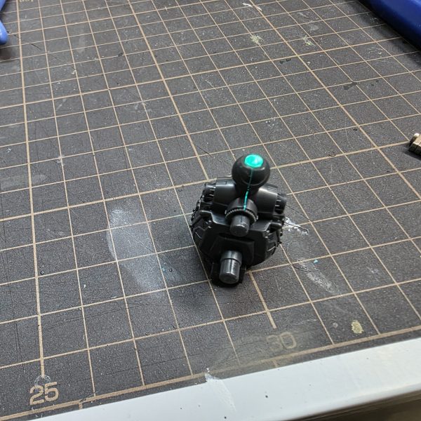 さて、進捗に乏しくて申し訳がないのですが、公式のLEDが高いぞ！と思いまして。磁気スイッチLEDモジュールを埋めてみる試みです。右手のパーツをほどほどに削ればぴったりフィットです。光量が足りるか不安ですが、足らなそうならばまた考えます。（2枚目）