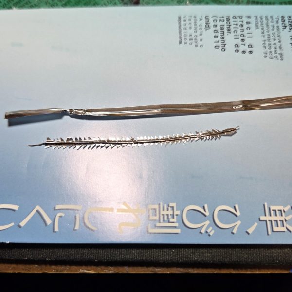 背中のなが～いやつ？を制作。お菓子とかの袋の所をねじって押さえるやつをちまちま刻んでみました。このまま、クリアイエロー塗ればいい感じになりそう。金色あればよかったんだけど…無い（3枚目）