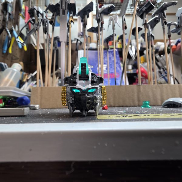 ここ2週間分をまとめます先週は八展に展示してきました。ランナー塗装でサクッと塗っていた部分を落ち着いて手直ししていきます①電飾は自作なので、光量が出るよう改善しました。②フレームは成形色仕上げのつもりで艶消しクリアを吹きました。③フィギュアを塗りました。④ランナー塗装時に気付かなかったゲート、パーティングラインを整面して再塗装しました。（2枚目）