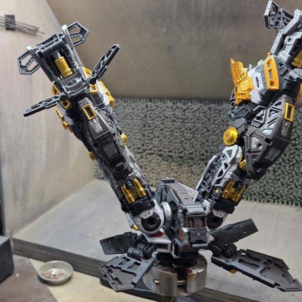 ここ2週間分をまとめます先週は八展に展示してきました。ランナー塗装でサクッと塗っていた部分を落ち着いて手直ししていきます①電飾は自作なので、光量が出るよう改善しました。②フレームは成形色仕上げのつもりで艶消しクリアを吹きました。③フィギュアを塗りました。④ランナー塗装時に気付かなかったゲート、パーティングラインを整面して再塗装しました。（3枚目）