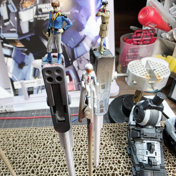 ここ2週間分をまとめます先週は八展に展示してきました。ランナー塗装でサクッと塗っていた部分を落ち着いて手直ししていきます①電飾は自作なので、光量が出るよう改善しました。②フレームは成形色仕上げのつもりで艶消しクリアを吹きました。③フィギュアを塗りました。④ランナー塗装時に気付かなかったゲート、パーティングラインを整面して再塗装しました。（4枚目）