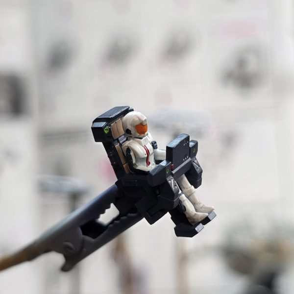 ここ2週間分をまとめます先週は八展に展示してきました。ランナー塗装でサクッと塗っていた部分を落ち着いて手直ししていきます①電飾は自作なので、光量が出るよう改善しました。②フレームは成形色仕上げのつもりで艶消しクリアを吹きました。③フィギュアを塗りました。④ランナー塗装時に気付かなかったゲート、パーティングラインを整面して再塗装しました。（5枚目）