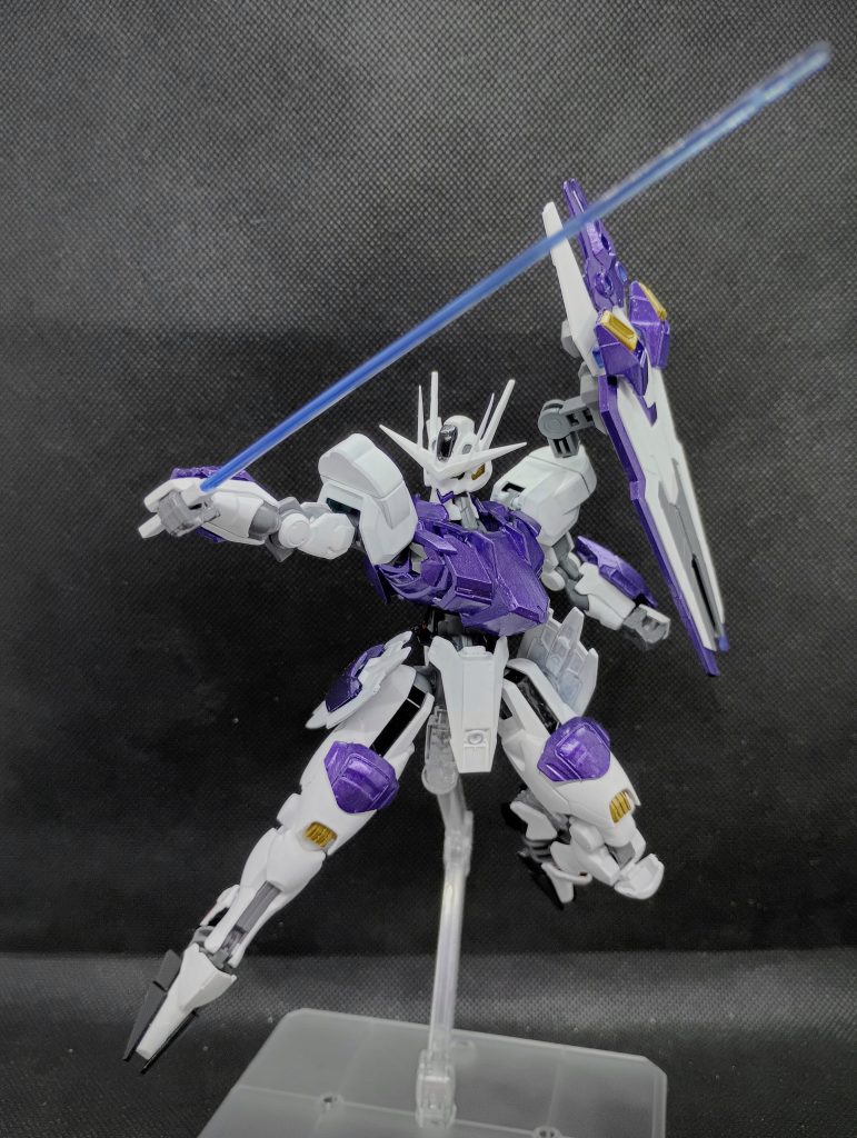 ビームサーベルを構えた姿です装備はエスカッシャン以外は変わり種みたいなものがない割とベーシックな感じに纏まったなと思います