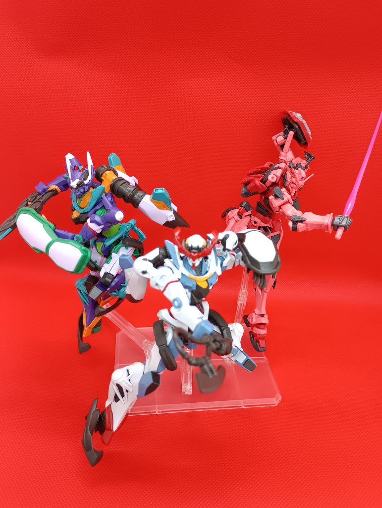 棚に飾るときは赤いガンダムも一緒にして3機でこんな風に飾りますこうやって3機揃うと絵になりますねぇ