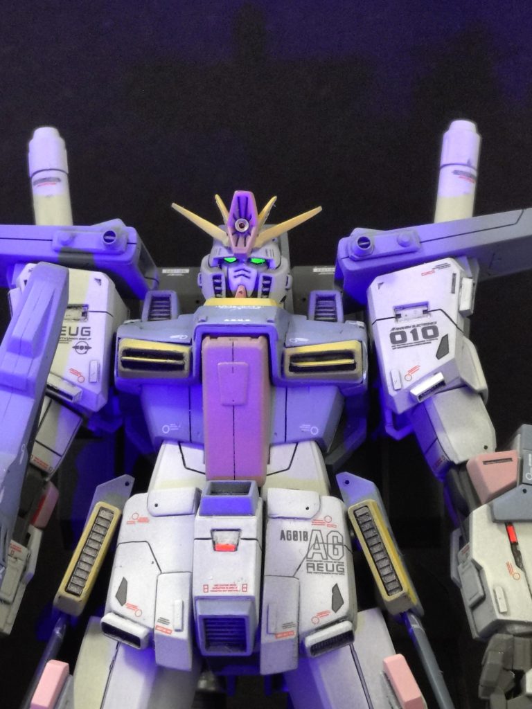 ツインアイは蛍光グリーン。UVライトで発光