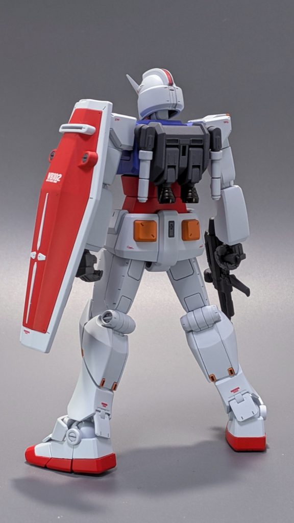 バックパックのスラスター部、頭頂部カメラはメタリックカラーでアクセントに。