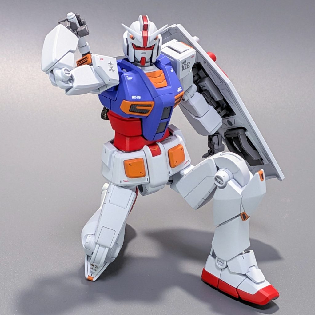 成形色はアニメ寄りのカラーですがオーソドックスなガンダムカラーにて塗装してます。