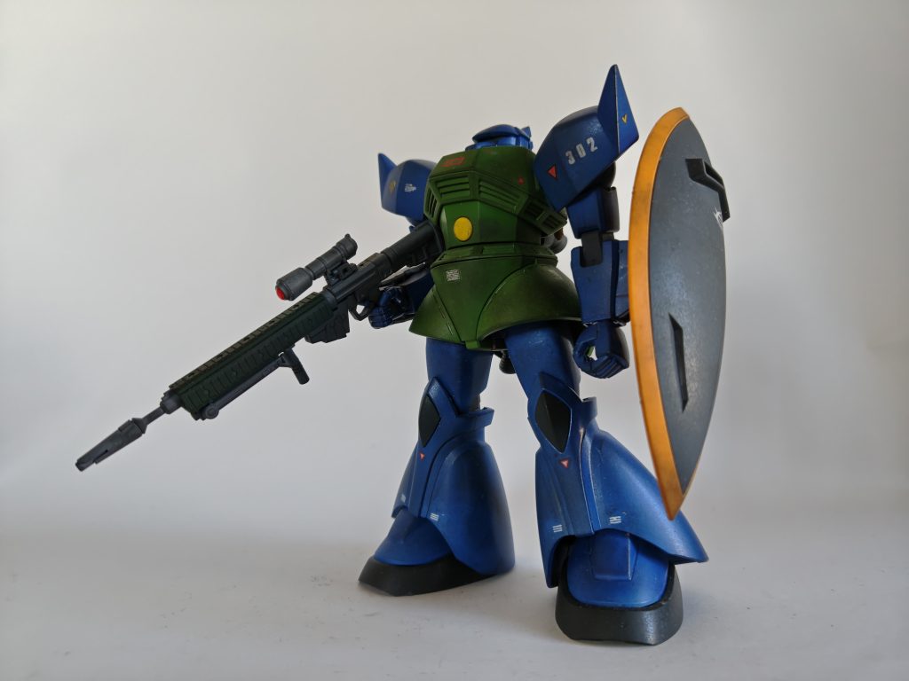 ご覧いただきました皆様ありがとうございました！(^_-)-☆Episode2も新しい機体が盛りだくさんでした！そしてパイロット達も久々に登場したり最後にはまさかの…!?ソロモン前哨戦今後もご期待ください〜！ではガンプラ紹介にいきます！今回はソロモンの悪夢ことアナベル・ガトー専用ゲルググです。使用キットはHGUCシャア専用ゲルググを使い、本体の主な改修は頭の角のパテ穴埋めと太腿延長になります。太腿はカットして1㎜プラバン2枚挟んでエポパテとラッカーパテで修正。身長アップしてスタイルが変わりました。ビームライフルは昔、ガンベで買ったものを開封。ガトー機の設定にもある大型を選択しました。