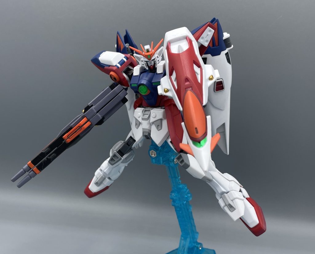 シールド　ウイングガンダムでも、シールドは武器として転用されましたがゼロでは更に攻撃力が高くなっています。　シールドの先端は伸縮ギミックを有しており、打突兵器としてのリーチを高めている他、両端には二門のウイングバルカンを装備しています。