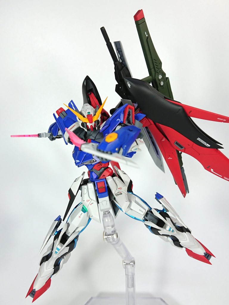 プラの透け感を防ぐために羽の装甲裏はグレーで塗り分けています。腰アーマー裏も同様に塗り分けています。