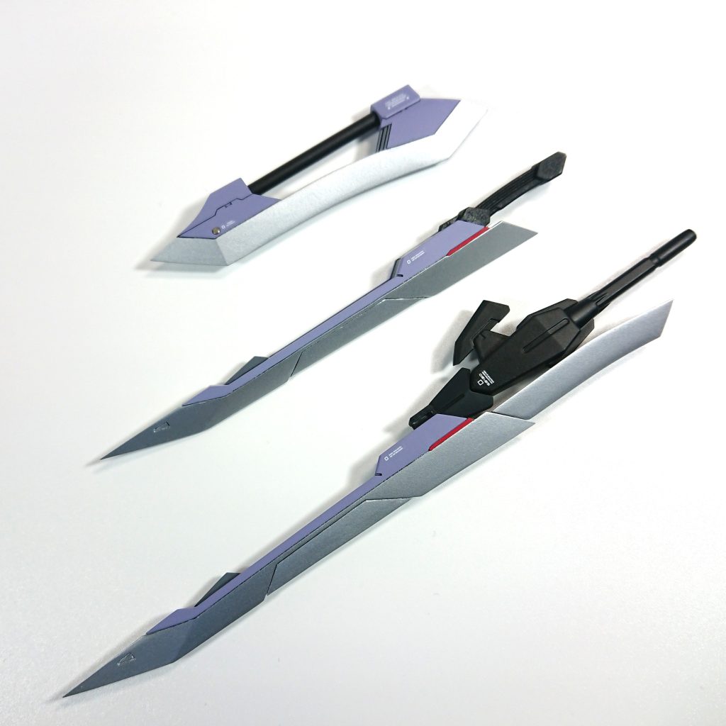 ロードアロンダイトロードロングソードを組み換えて形を変えています。3つまで分離でき、カッターはシールド裏にマウントできます。