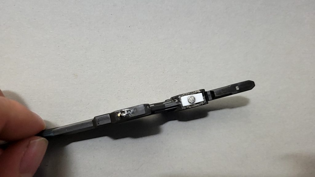 ネオジム磁石で保持力確保