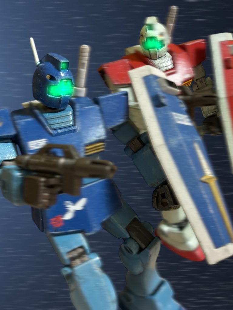 『撤退するなら、お供します！』必死な口調だが、どこか軽い調子の女の声が続いた。ジムが１機、ローワンの機体に引っ付くように走った。『アンナ・ベルク曹長であります。所属小隊が全滅しました、』勝手にすればいい。数を頼みに押し返したジムの部隊に、敵も潰走を始めている。部下の”ディック”の反応はロストしている。おそらく、撃墜されたのだろう。（あっけないものだ……。）マイセンは、妙に冷静な気分で戦場を見渡した。（あとは——。）ローワンを追いきれず、別のジムに食らいつこうとする灰色の機体を見る。「全機、灰色のヤツには手を出すな……わたしの獲物だ！」